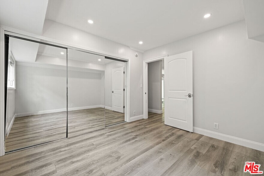 Building Photo - 423 S Rexford Dr