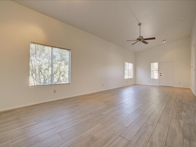 Building Photo - 3 Bed/2 Bath- GREAT Location Near Downtown