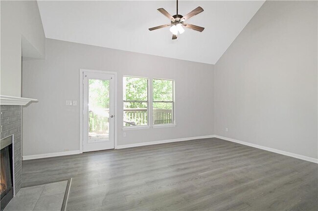 Building Photo - 204 Ivy Green Ln SE