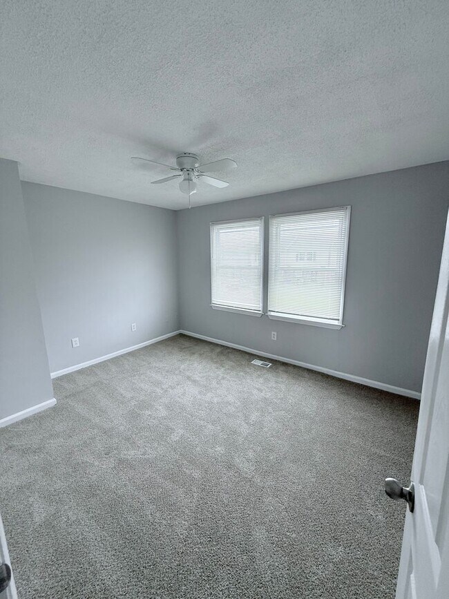 Building Photo - Modern Comfort Meets Convenience – Renovat...