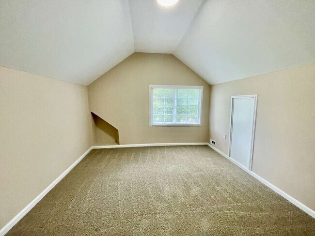 Building Photo - Spacious 4-Bedroom Farmhouse with 2.5 Baths in Raeford!