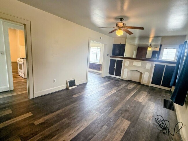 Building Photo - Three bedroom one bathroom home for rent