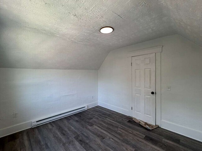 Building Photo - Comfortable & Convenient West Side Living