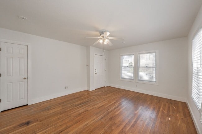 Building Photo - Efficiency apartment in the Historical Fai...