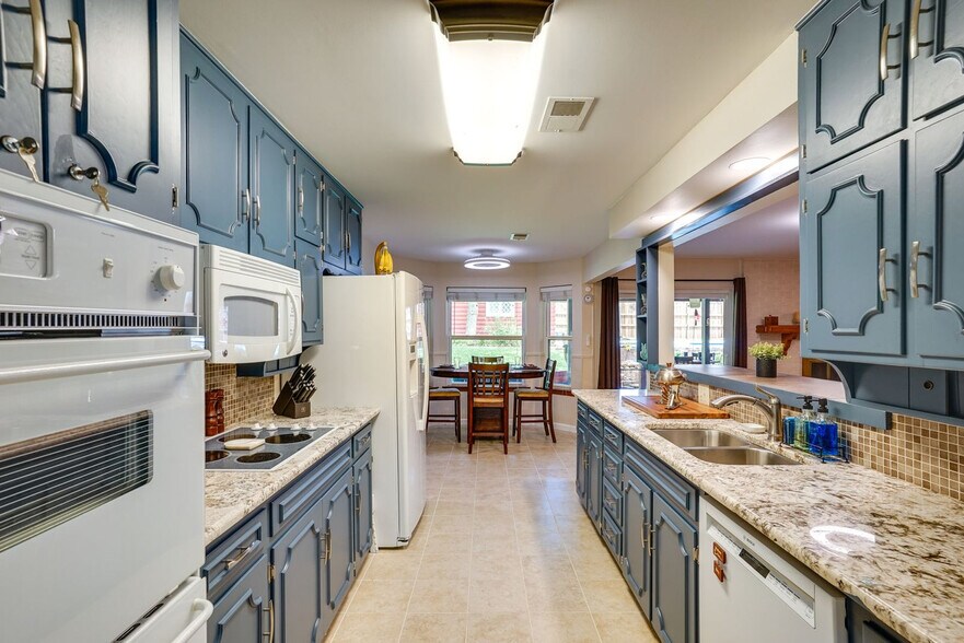 Building Photo - 6100 Price Dr
