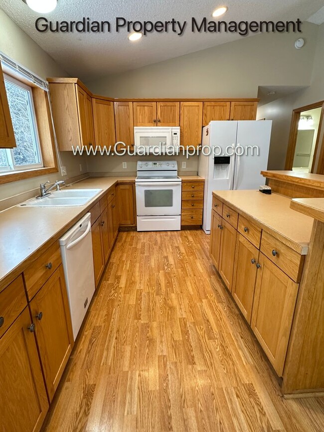 Building Photo - Single Family Home, Dishwasher, New Carpet...