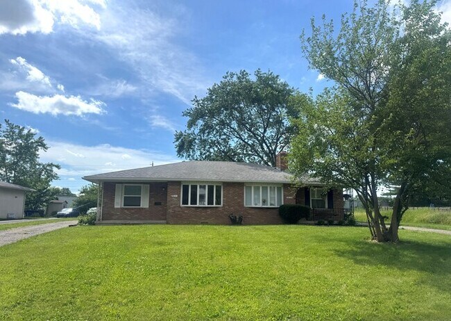 Building Photo - 3971 Far Hills Dr