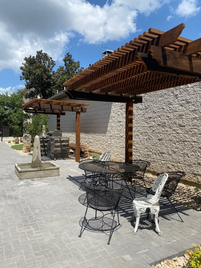 Building Photo - Two Bedroom in Oaklawn