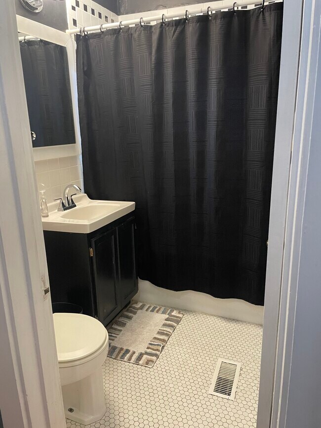 Building Photo - 818 S 37th Ave