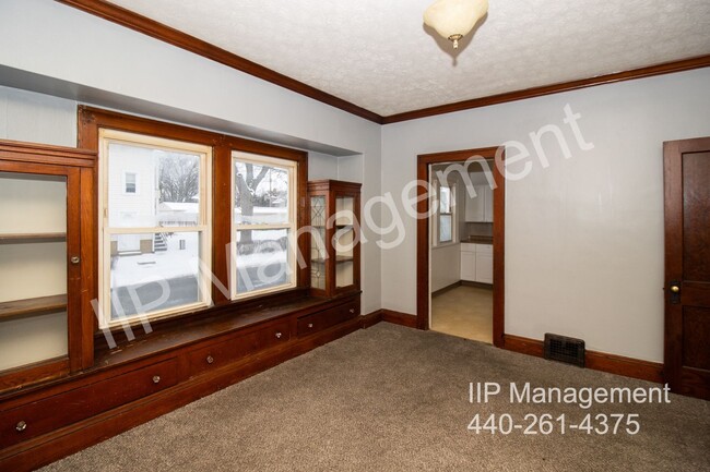 Building Photo - Charming Down Unit in Garfield Heights – A...