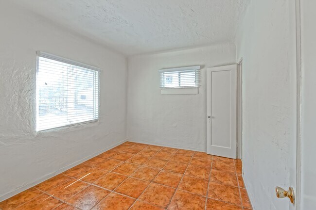 Building Photo - 3809 Crest Dr