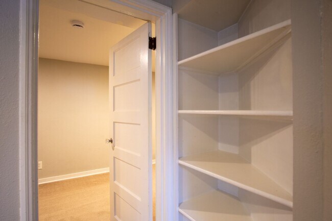 Building Photo - Adorable & Cozy NW 1 Bdr w/Fireplace + Hardwoods!