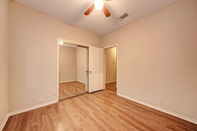 Building Photo - PRELEASE 8/15/2025 2 bed 2 bath