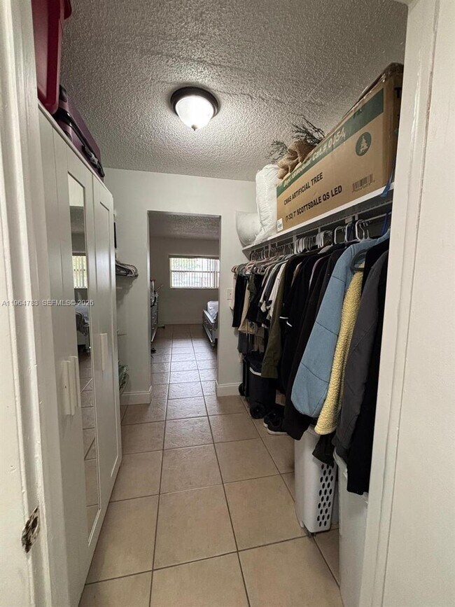 Building Photo - 9365 Fontainebleau Blvd