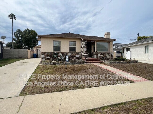 Building Photo - 2667 S Dolphin St