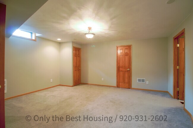 Building Photo - N9429 Rosebud Ln