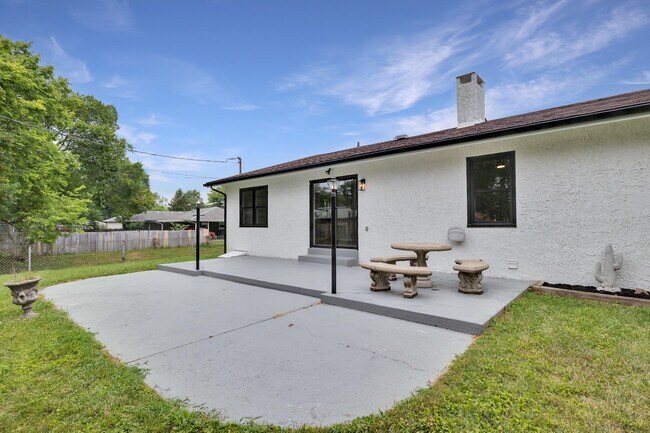 Building Photo - 452 Pasadena Dr