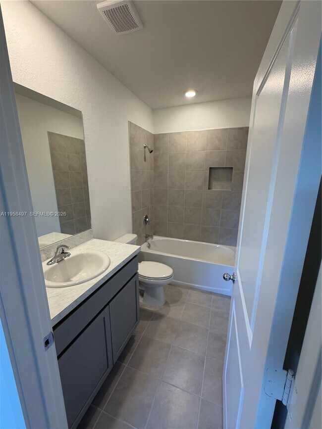 Building Photo - 323 NE 16th St