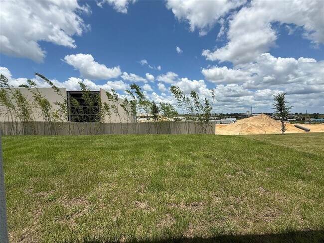 Building Photo - 3565 Dahlia Dr