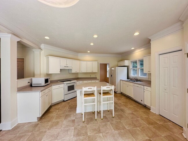 Building Photo - 4 Bedroom 3 Bath House