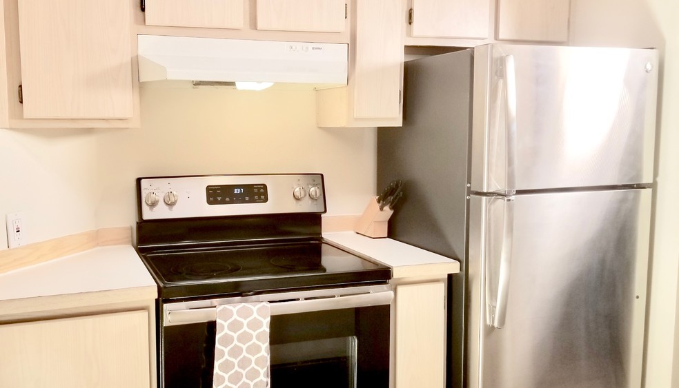 BRAND NEW STAINLESS APPLIANCES. - 12329 Roosevelt Way NE