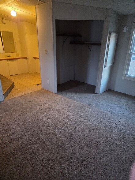 Building Photo - 8 Geer Rd