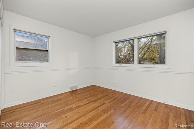 Building Photo - 2360 Pine View Dr