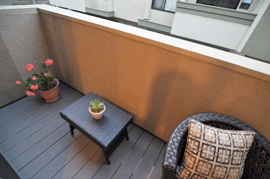 Building Photo - 3323 Caminito Eastbluff