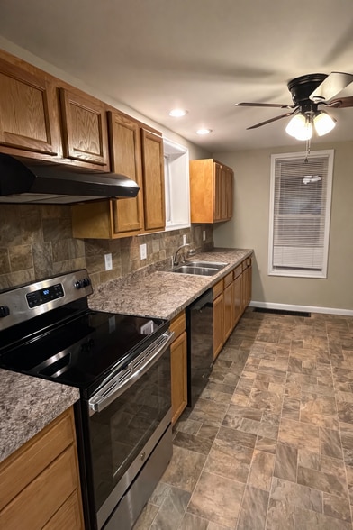 Building Photo - 1017 Pine St