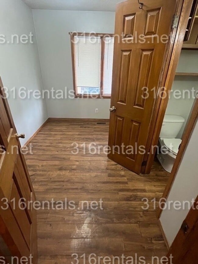 Building Photo - $1025 - 3 bedroom / 1.5 bathroom - Single ...