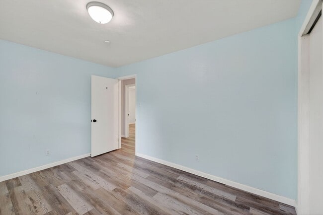 Building Photo - Brick Corner Ranch in Oak Manor-Chesapeake!