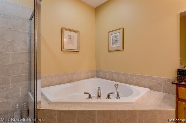 Building Photo - 1050 Oakwood Dr