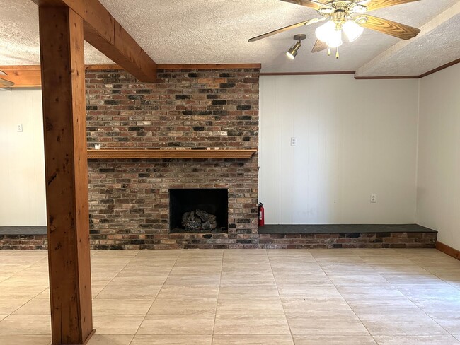 Building Photo - Charming Split-Level Home with Spacious Yard & Modern Updates – Ideal Location!