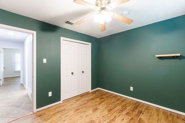 Building Photo - "Spacious 4-Bedroom Haven with 2 Full Bath...