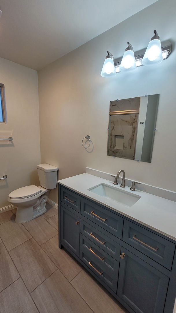 Building Photo - 6 Bedroom 3 Bath Two Story House with REMODELED Kitchen and Bathrooms Available Now!