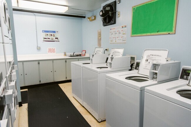 Building Photo - Great 1 Bedroom, 1 Bath with Parking * AC ...