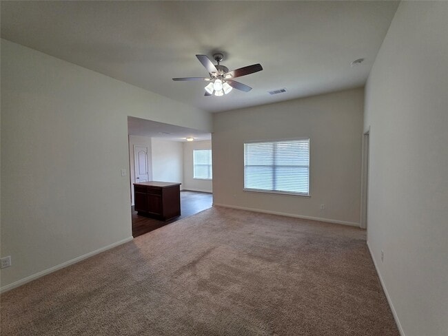 Building Photo - 723 Crystal Lakes Dr