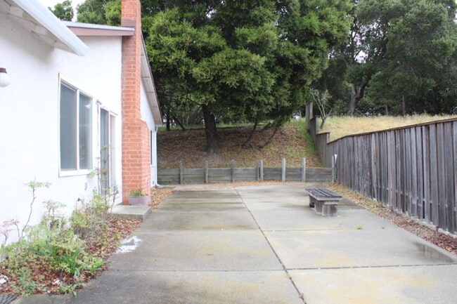 Building Photo - 2152 Blue Jay Cir., Pinole, CA 94564