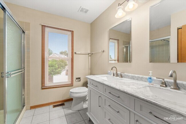 Building Photo - 920 Fairfax Ct