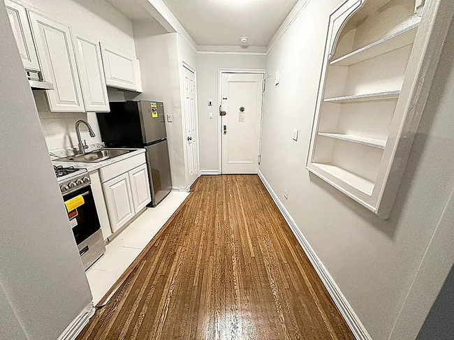 Building Photo - 111-14 76th Ave