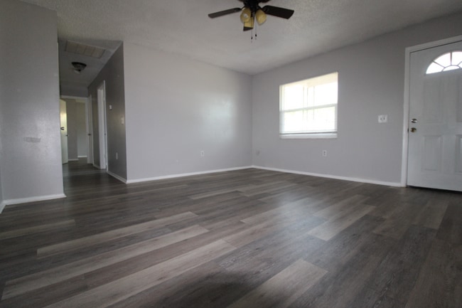 Building Photo - 2105 Blossom Ct