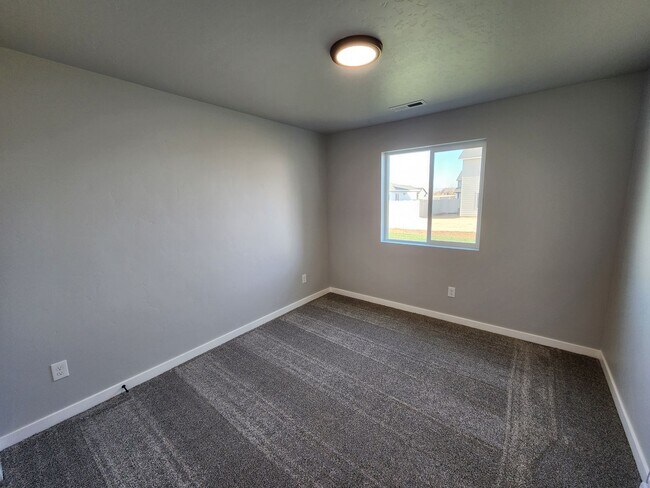 Building Photo - Brand New 5 Bedroom