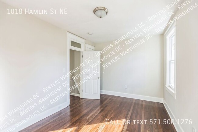 Building Photo - Newly renovated 3bd/1.5bth end unit TH Nes...