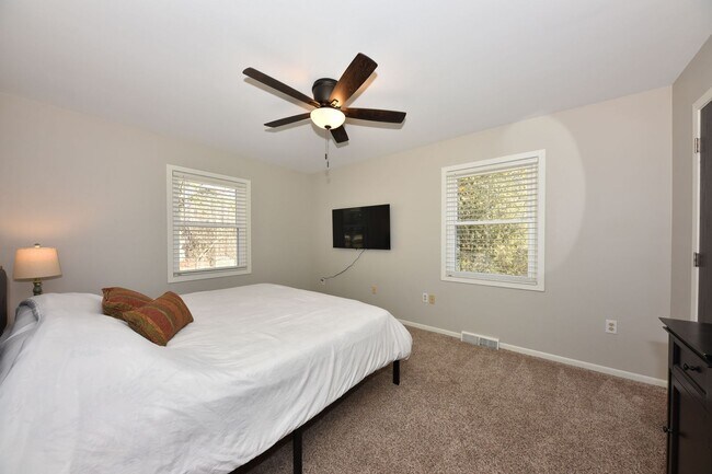 Building Photo - Furnished Mequon 4 bedroom ranch