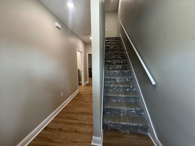 Building Photo - 221 N Elm St