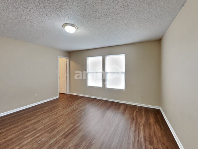 Building Photo - 10935 Parker Dr