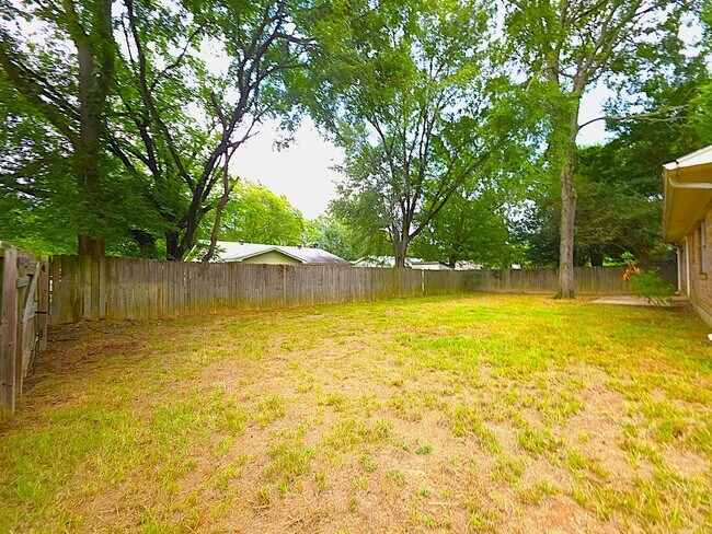 Building Photo - 308 Lakeview St