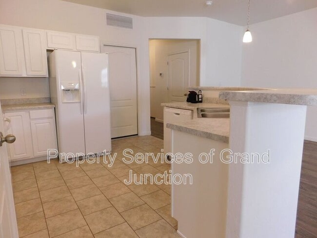 Building Photo - 621 Zenith Ln