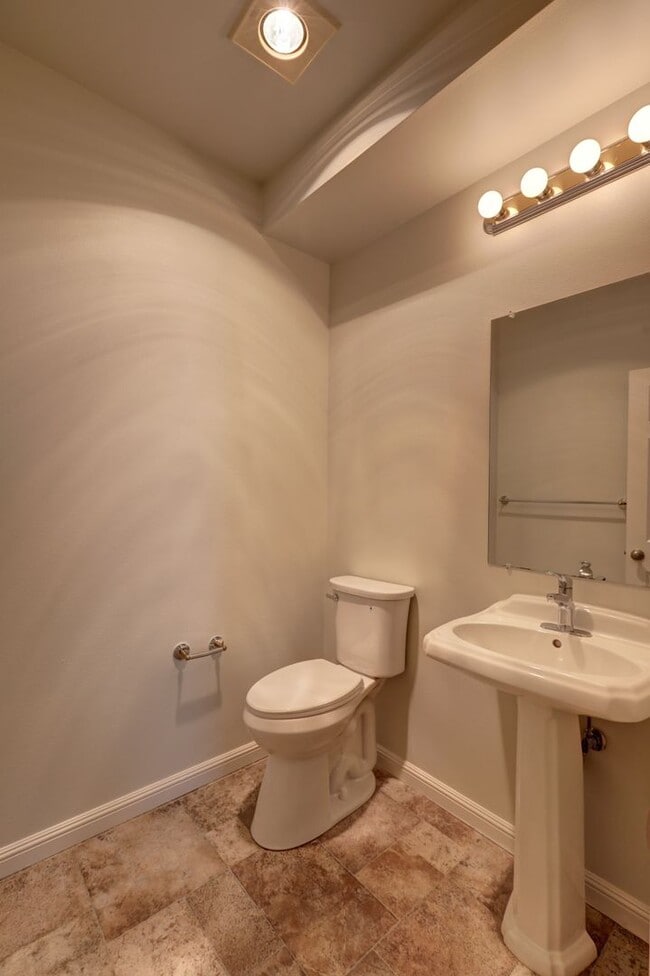 Building Photo - Luxury 2BR 2.5BA Townhouse Style Condo @ Lochshire on Forbes Creek