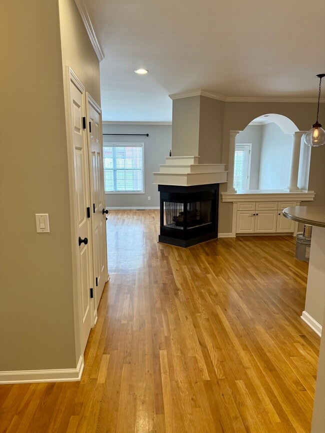 Building Photo - 2 Hall Manor